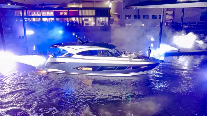 Riviera 5600 Sport Yacht