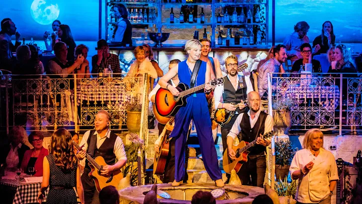 Diner, theater en dansen: ABBA op zijn Grieks in Rotterdam! 