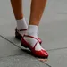 Vrouw met stijlvolle schoenen aan.