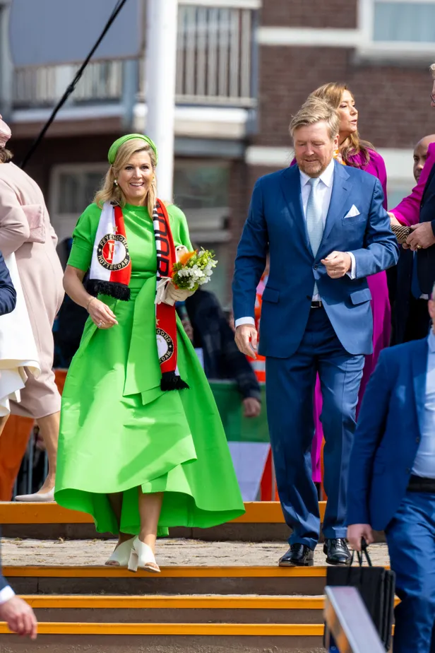 Koningin Máxima met Feyenoord-sjaal bij Koningsdag 2023.