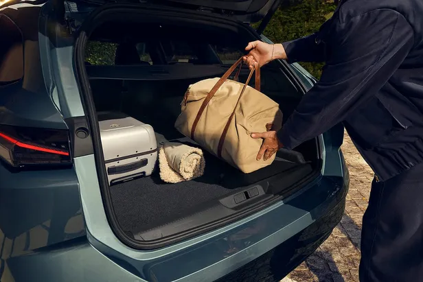Nieuwe Peugeot 308 en 308 SW: facelift en meer actieradius (én concurrentie voor de Golf, Mégane en Tesla?)