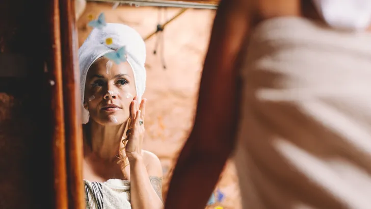 Serum wordt aangebracht vóór nachtcrème in de avondroutine