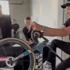 🎥 Mathieu van der Poel al wheelieënd door hoofdkantoor Canyon op een bijzondere fiets | Wieler Revue