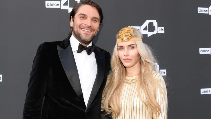 Welkom thuis! Xander, Sophie én dochtertje komen aan op Schiphol