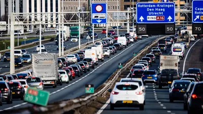 File met dichte rijen auto's op een Nederlandse snelweg bij Rotterdam.