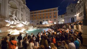 Foto van toeristen bij de Trevi-fontein.