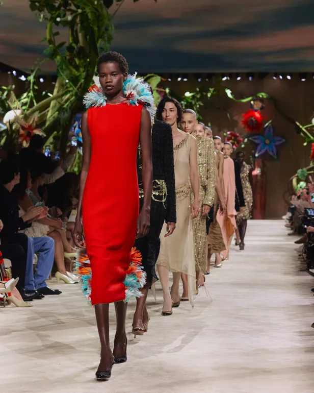 Modellen op de catwalk tijdens de Chanel Haute Couture fall winter 2026 show tijdens Paris Fashion Week.