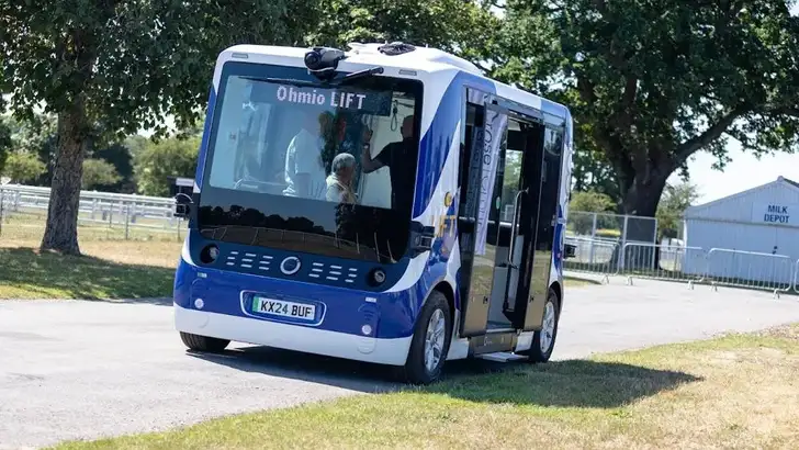 Engels kustplaatsje start proef met autonome shuttlebus om gaten in openbaar vervoer te dichten