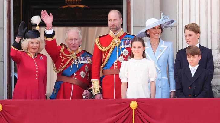Koning Charles weigert zijn intrek te nemen in het pas gerenoveerde Buckingham Palace. Ontdek de verrassende reden achter deze breuk met traditie.