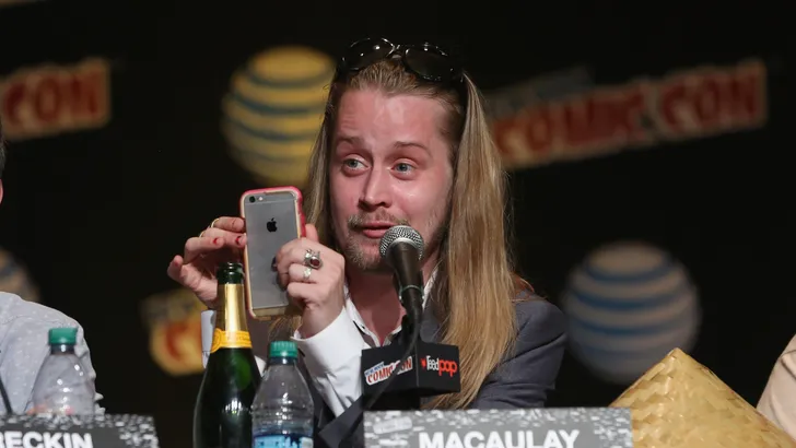 Macaulay Culkin maakt zeldzame verschijning, internet wordt gek 