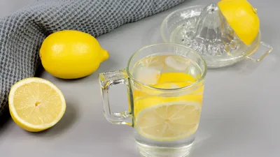 Heeft het echt gezondheidsvoordelen om elke ochtend een glas citroenwater te drinken?