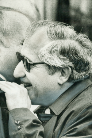 Johnny ‘Pops’ Papalia omhelst zijn advocaat in 1976.