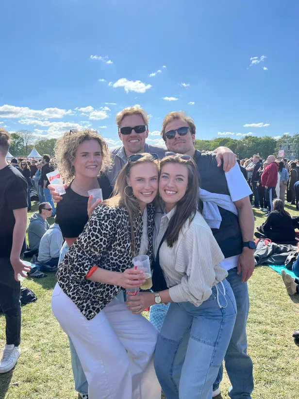 Robin en haar vrienden op Bevrijdingsfestival Groningen 