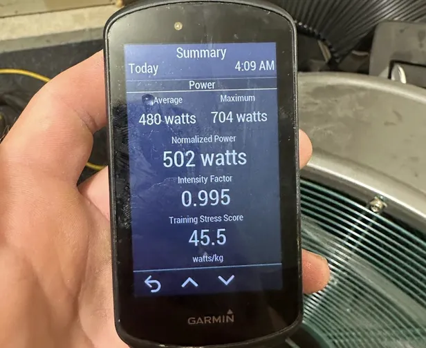 Garmin-fietscomputer toont 502 watt gemiddeld vermogen na intensieve indoortraining van e-cyclist tijdens voorbereiding op WK e-sports wielrennen.