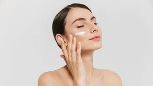 Vrouw bezig met haar skincare.