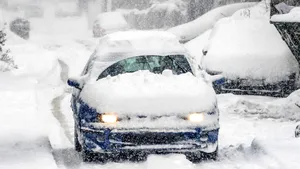 Ondergesneeuwde auto