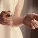 Een vrouw die parfum op haar pols spuit