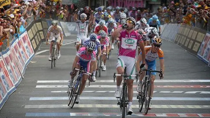 GIRO: Petacchi wint opnieuw en pakt roze