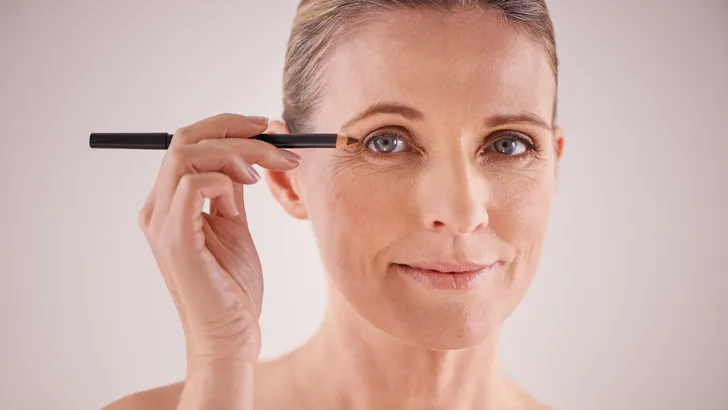 Dé eyelinerfout die je ogen ouder en kleiner laat lijken (en zo creëer je juist een frisse, open blik)