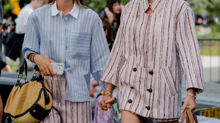 Vriendinnen met stijlvolle looks.