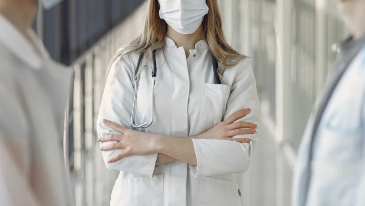Knapste verpleegster op aarde ruilt witte jas om voor lingerie