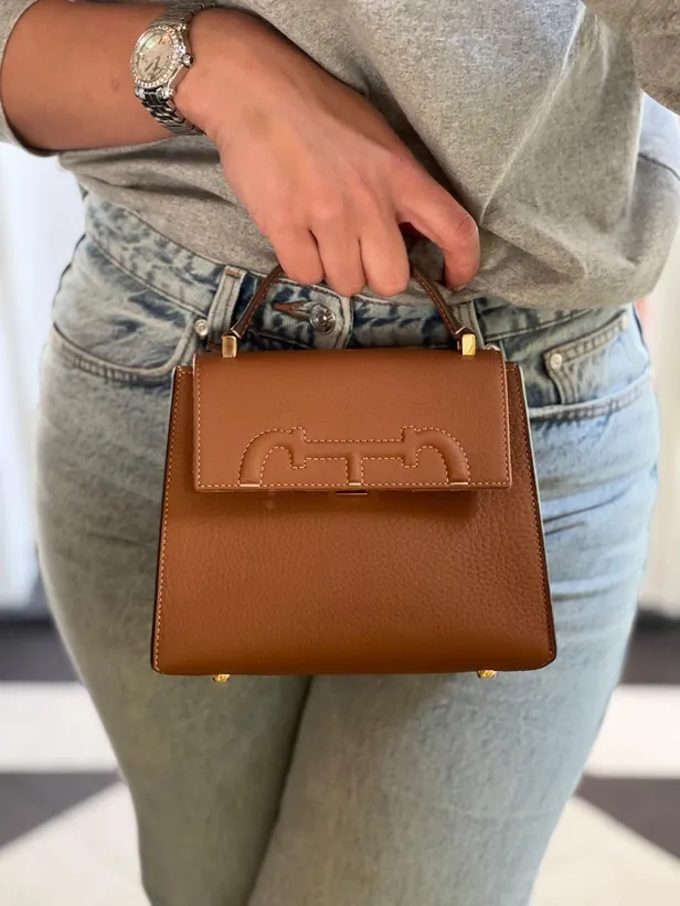 Bruine tas van Carolina Herrera 