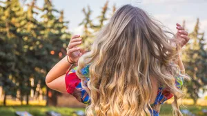 Vrouw met lang blond haar