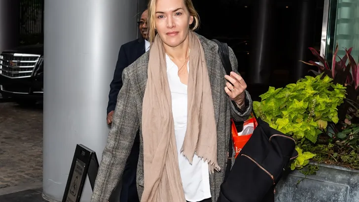 Kate Winslet schiet moeder van doodzieke dochter financieel te hulp