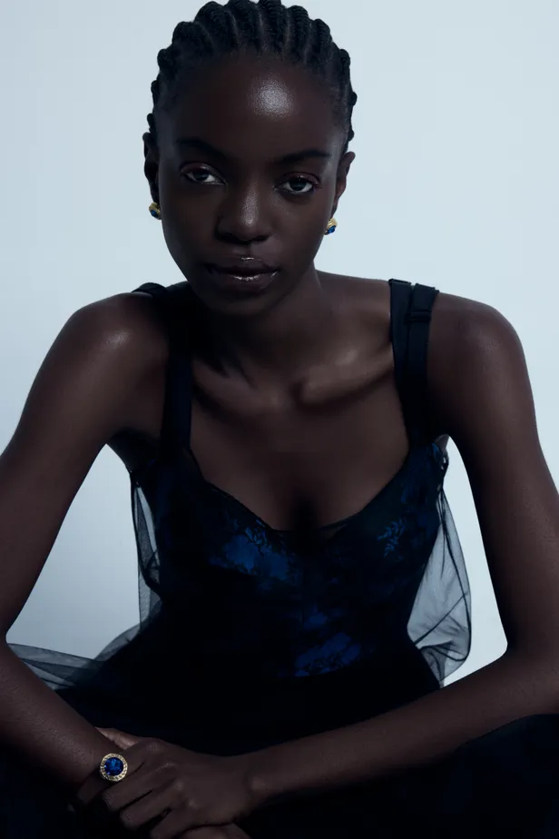 Jurk: Victoria Beckham | Oorbellen en ring: Versace