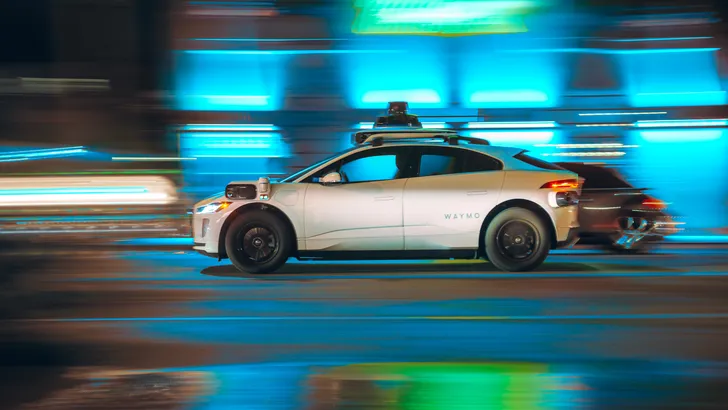 Waymo breidt uit naar Europa en start robotaxi-dienst in Londen met Chinese voertuigen