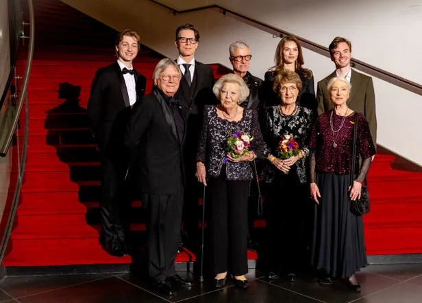 Prinses Beatrix en prinses Margriet verschenen in fleurige looks bij het Nederlands Balletgala.