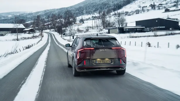 De Kia EV4 haalt 390 km tijdens een recordkoude testrit met de El Prix in de winter.