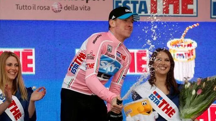 WIGGINS PAKT DE ROZE TRUI IN AMSTERDAM