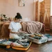 Vrouw die koffer inpakt voor vakantie – Zorgeloos op reis.