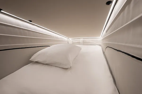 Opzetdak met bed in het verhoogde gedeelte, inclusief LED-verlichting voor comfortabele nachten onderweg.