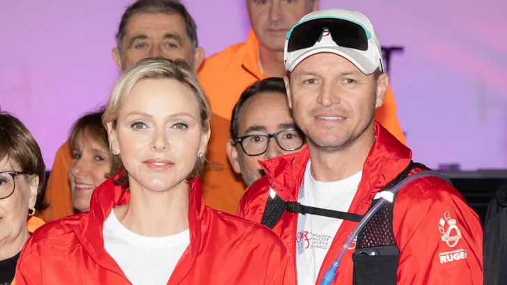 Sportieve prinses Charlene op pad in trainingspak - samen met haar broer!