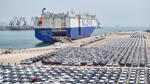 Duizenden nieuwe auto's staan naast een autoschip klaar voor export