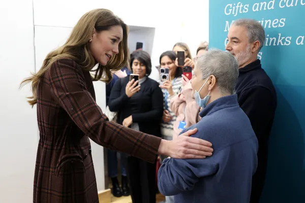 De prinses komt geïnteresseerd en betrokken over in gesprek met het publiek