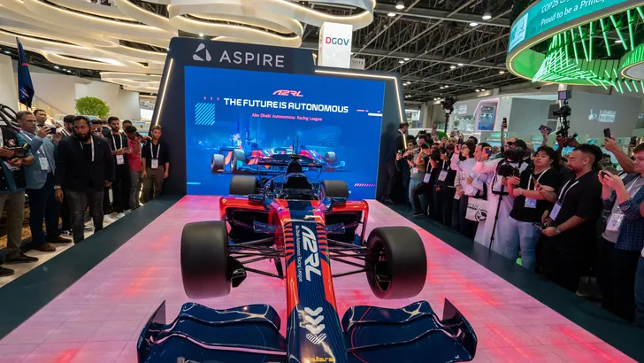 Abu Dhabi's autonome raceklasse doet test...met coureur