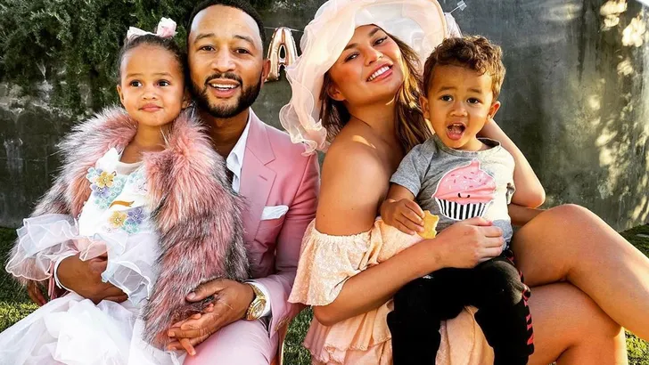 Chrissy Teigen maakt groot gebaar