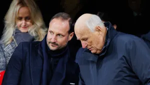 Koning Harald (89) weigert met pensioen te gaan, terwijl schandalen de monarchie bedreigen. Zijn zoon Haakon grijpt nu voorzichtig in. Is dit een paleisrevolutie?