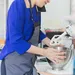 Foto van vrouw met keukenmachine. – Action verkoopt budgetproof keukenmachine met ijsmaker.