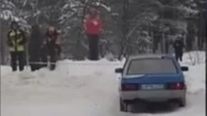 VIDEO: flashende fan stuurt Russische rallyrijder de berm in 