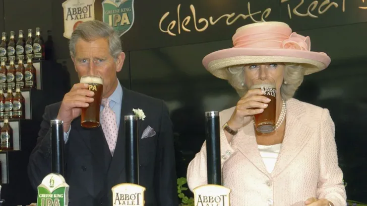 Proost! Hertogin Camilla neemt er nog eentje