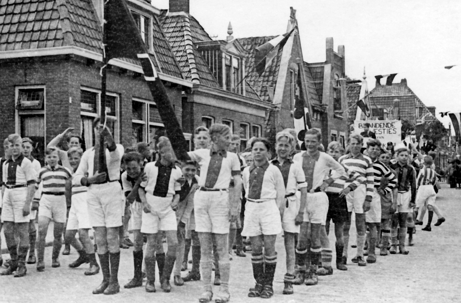 Amsterdamse voetballertjes in een bevrijdingsoptocht in Heerenveen