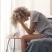 Vrouw verdrietig zittend op bed - familie