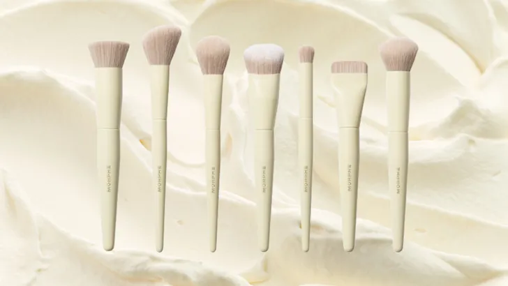 Kwastenset van Morphe tegen een achtergrond van crème.
