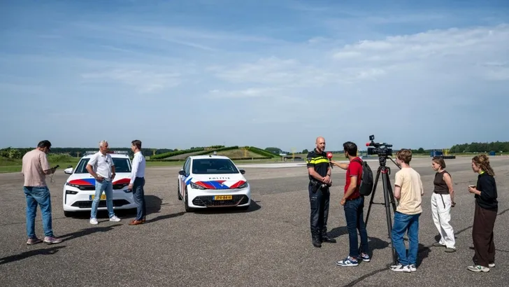 Boetes worden wéér duurder, terwijl de politie in deze nieuwe EV’s stapt