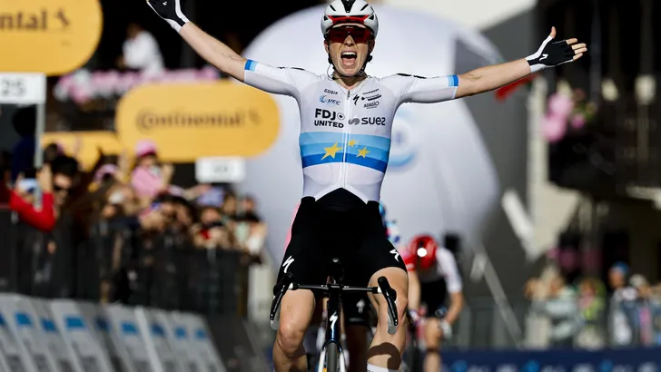 Demi Vollering won weliswaar de vijfde etappe van de Giro d'Italia Women, maar toch was analiste Jip van den Bos kritisch op de tactiek die Vollering hanteerde.