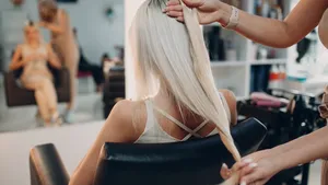 4 haarkleuren die je gelaatstrekken harder kunnen maken na je 40e (en wat wél werkt)